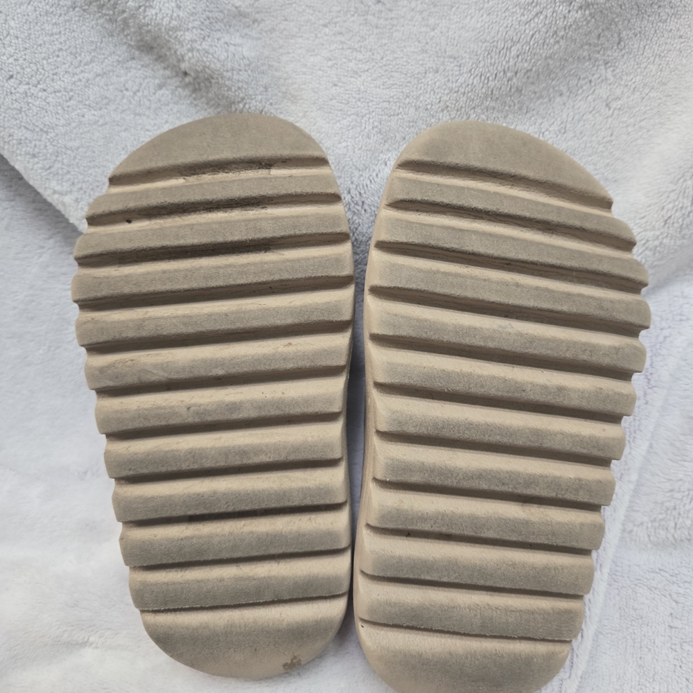 Yeezy - Picture 4 of 6